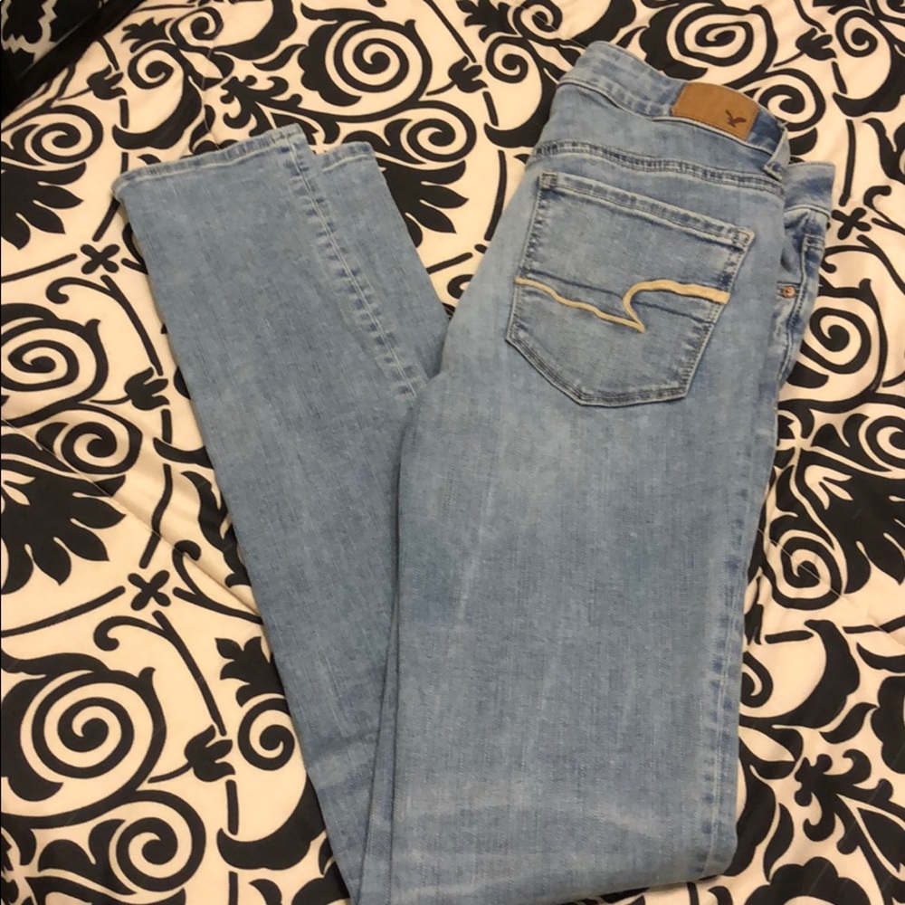 Women’s size 0 long, American eagle jeans.